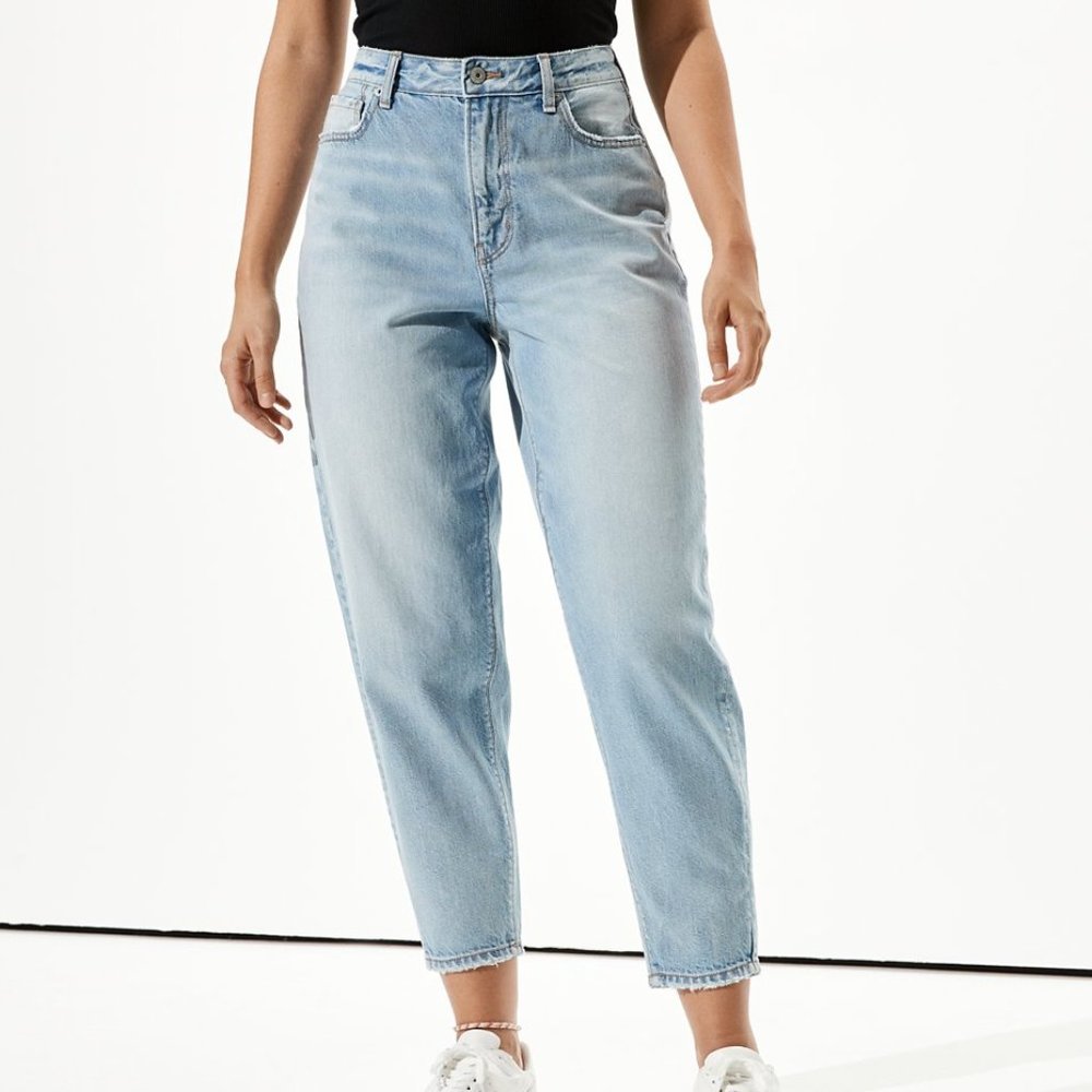 American Eagle Light Wash Relaxed Mom Jeans